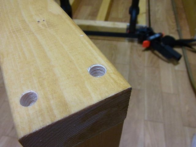 ダボの先端に木工用ボンドを少しつけてダボ用穴にまっすぐ差し込みます