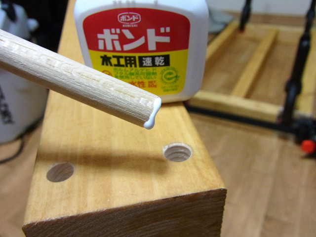 ダボの先端に木工用ボンドを少しつけてダボ用穴にまっすぐ差し込みます