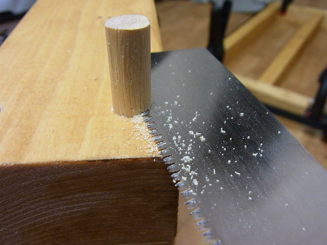 木工用ボンドが乾いたら、ノコギリでダボの余分な部分を切り取ります