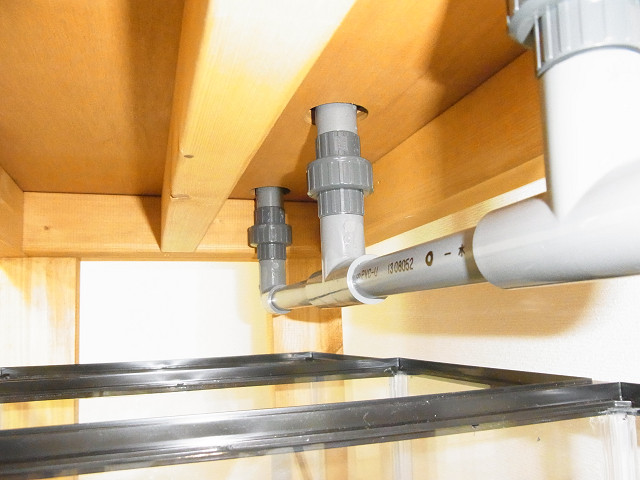 多段連結オーバーフロー水槽の上段の水槽の排水配管