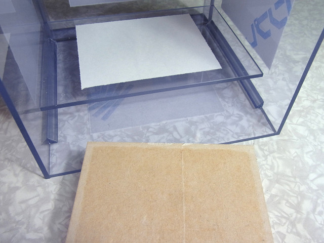 ウールボックスの溢れ防止用仕切板の取り付け作業