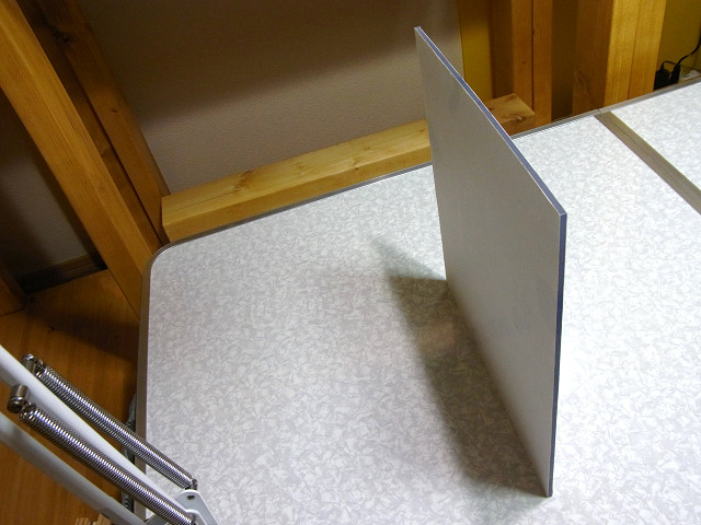 塩ビ板は、カットをしっかりしていれば、3ｍｍ程度の厚さがあれば直立します。