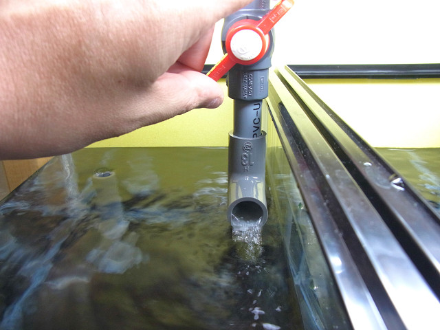 多段連結オーバーフロー水槽の各水槽への給水量をボールバルブで調節