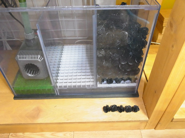 自作の塩ビ製濾過槽のウェット濾材としてバイオボールを投入