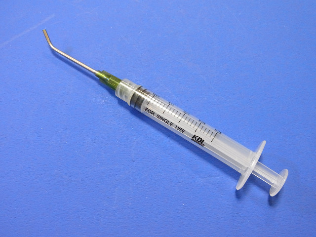 アイプタシアXの注射針をセット
