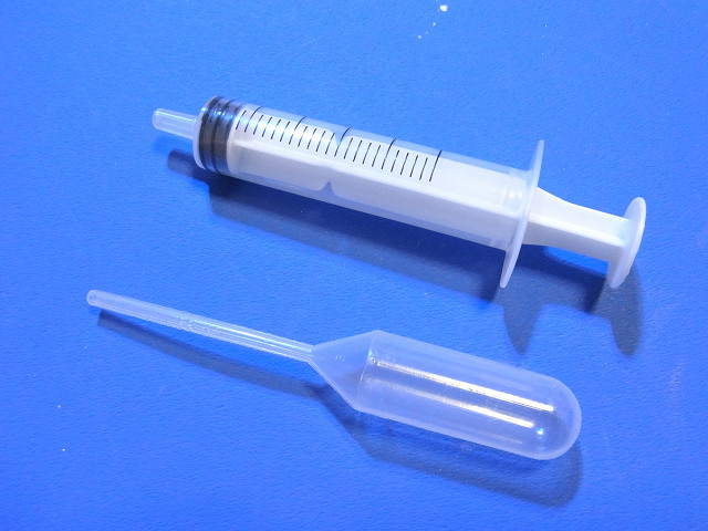 pH/アルカリニティテストキットの注射器とスポイト